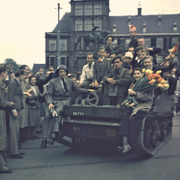 Canadese carrier op het Buitenhof tijdens de Bevrijding