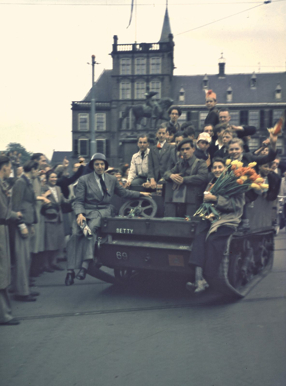 Canadese carrier op het Buitenhof tijdens de Bevrijding