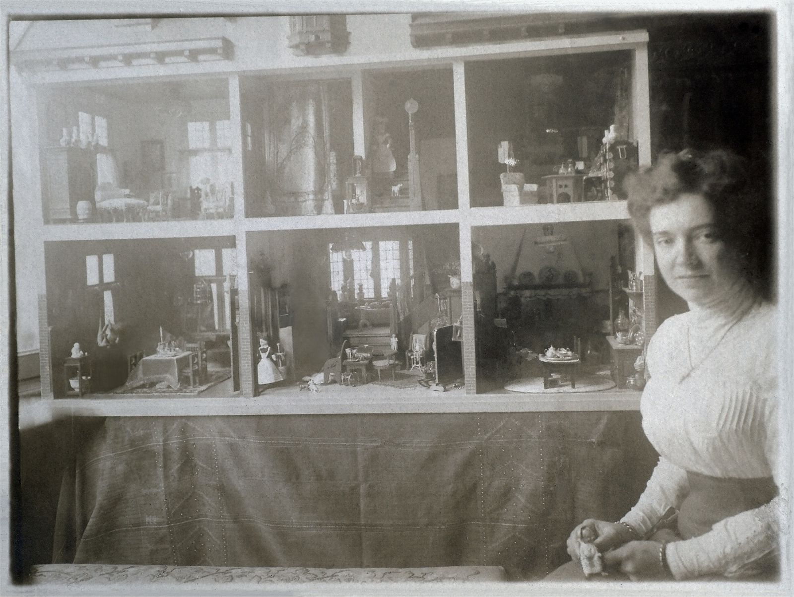 lita Lita de Ranitz voor het grote poppenhuis, circa 1910. Foto JochemJurgens.jpg